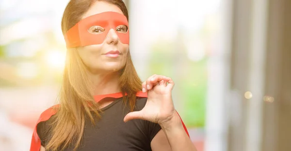 Mulher Super Herói Meia Idade Vestindo Máscara Vermelha Capa Orgulhosa — Fotografia de Stock