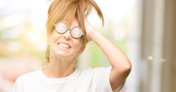 Pazzo Donna Mezza Età Che Indossa Occhiali Stupidi Terrorizzato Nervoso — Foto Stock