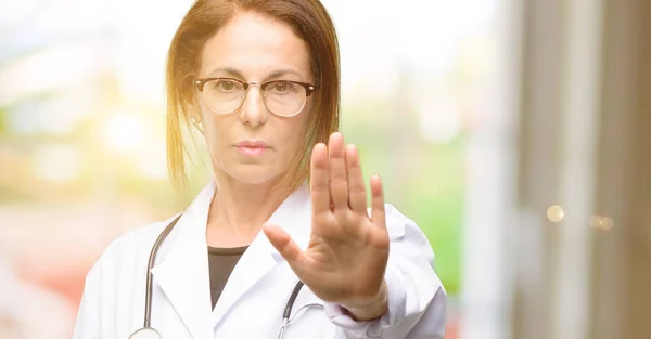 Ärztin Ärztin Genervt Von Schlechter Haltung Stoppschild Mit Der Hand — Stockfoto