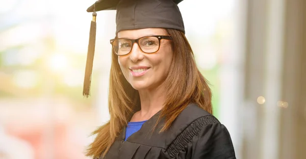 Senior Afgestudeerde Student Vrouw Zelfverzekerd Blij Met Een Grote Natuurlijke — Stockfoto