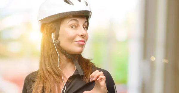 Medelåldern Cyklist Kvinna Använda Hörlurar Stolta Glada Och Arrogant Pekar — Stockfoto