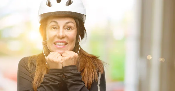 Mujer Ciclista Mediana Edad Usando Auriculares Aterrorizados Nerviosos Expresando Ansiedad —  Fotos de Stock