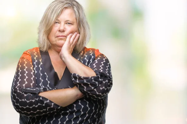 高级加尺寸的白种女人在孤立的背景下思考看起来疲倦和厌倦与交叉手臂的抑郁症问题 — 图库照片