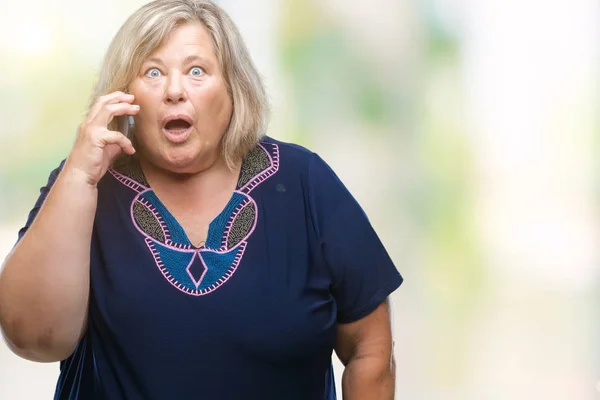 Senior Size Mulher Caucasiana Falando Telefone Sobre Fundo Isolado Assustado — Fotografia de Stock