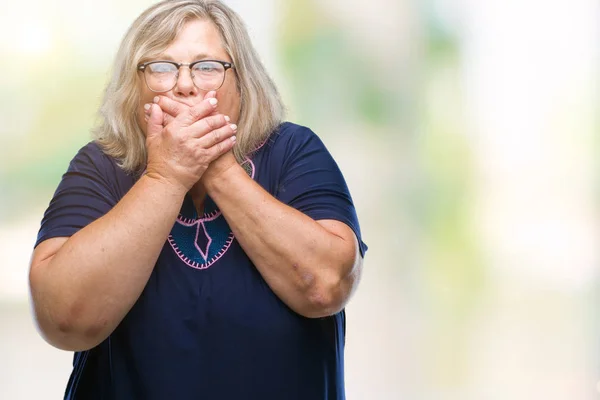 Senior Velikosti Kavkazský Žena Nosí Brýle Izolované Pozadí Šokován Pokrývající — Stock fotografie