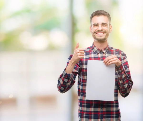 Joven Hipster Hombre Adulto Sosteniendo Hoja Papel Blanco Feliz Con —  Fotos de Stock