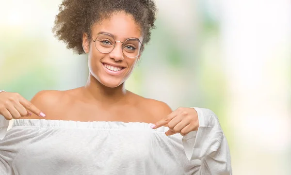 Joven Mujer Afroamericana Con Gafas Sobre Fondo Aislado Mirando Confiado — Foto de Stock