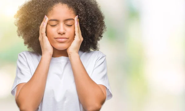 Unga Afro Amerikansk Kvinna Över Isolerade Bakgrund Med Handen Huvudet — Stockfoto