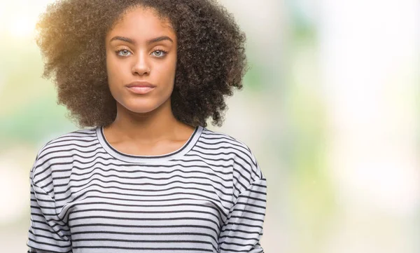 Jonge Afro Amerikaanse Vrouw Geïsoleerde Achtergrond Met Ernstige Uitdrukking Het — Stockfoto