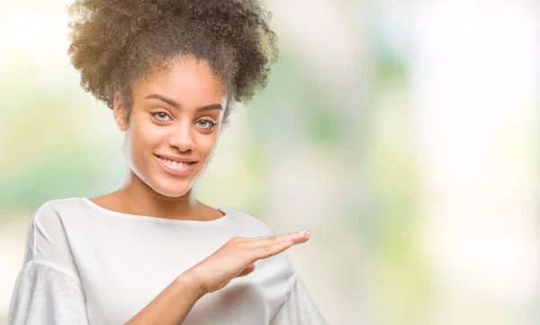 Joven Mujer Afroamericana Sobre Fondo Aislado Gesticulando Con Las Manos — Foto de Stock