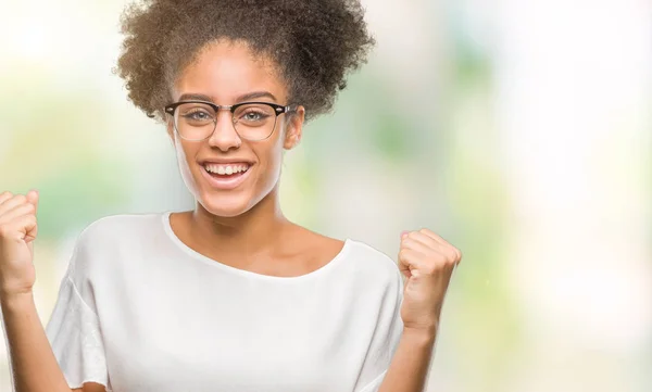 Jovem Afro Americana Vestindo Óculos Sobre Fundo Isolado Celebrando Surpreso — Fotografia de Stock