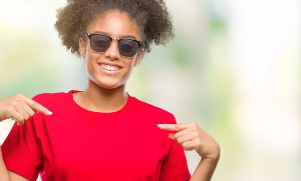 Joven Mujer Afroamericana Con Gafas Sol Sobre Fondo Aislado Mirando — Foto de Stock