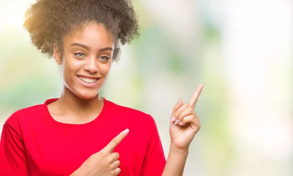 Unga Afro Amerikansk Kvinna Över Isolerade Bakgrund Leende Och Tittar — Stockfoto