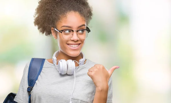 Jovem Estudante Afro Americana Usando Fones Ouvido Mochila Sobre Fundo — Fotografia de Stock