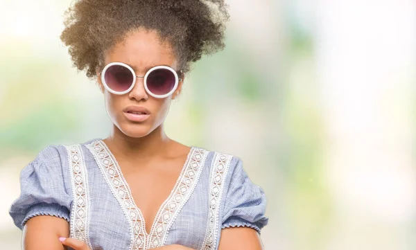 Mujer Afroamericana Joven Con Gafas Sobre Fondo Aislado Escéptico Nervioso — Foto de Stock