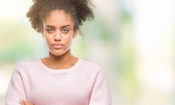 年轻的美国黑人妇女穿着冬季毛衣在孤立的背景怀疑和紧张 不赞成在脸上用交叉的武器表达 消极的人 — 图库照片