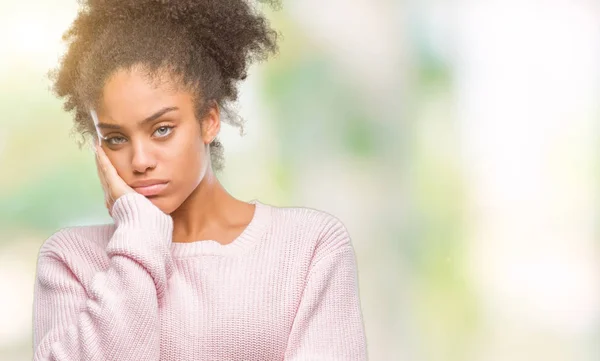 Jovem Afro Americana Usando Camisola Inverno Sobre Fundo Isolado Pensando — Fotografia de Stock