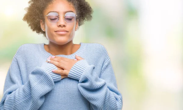 Mladá Afro Americký Žena Nosí Brýle Izolované Pozadí Úsměvem Ruce — Stock fotografie