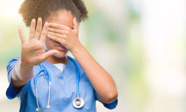 Jonge Afro Amerikaanse Dokter Vrouw Geïsoleerd Achtergrond Die Betrekking Hebben — Stockfoto