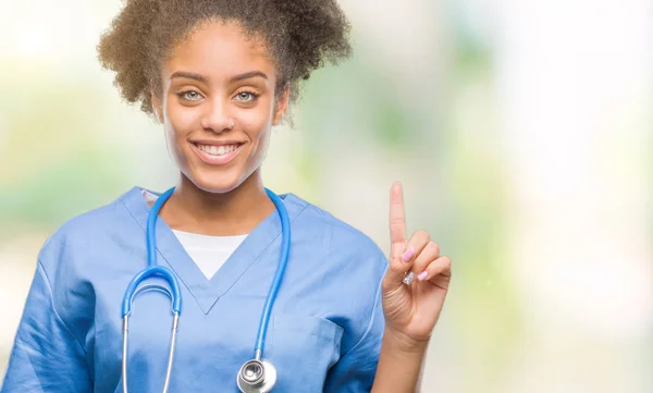 Junge Afroamerikanische Ärztin Über Isoliertem Hintergrund Die Mit Finger Nummer — Stockfoto