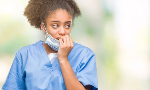 Junge Afroamerikanische Ärztin Mit Isoliertem Hintergrund Die Gestresst Und Nervös — Stockfoto
