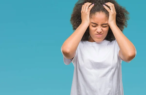 年轻的美国黑人妇女在孤立的背景下患有头痛绝望和压力 因为疼痛和偏头痛 手在头上 — 图库照片