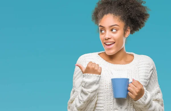 Joven Mujer Afroamericana Goteando Taza Café Sobre Fondo Aislado Señalando — Foto de Stock