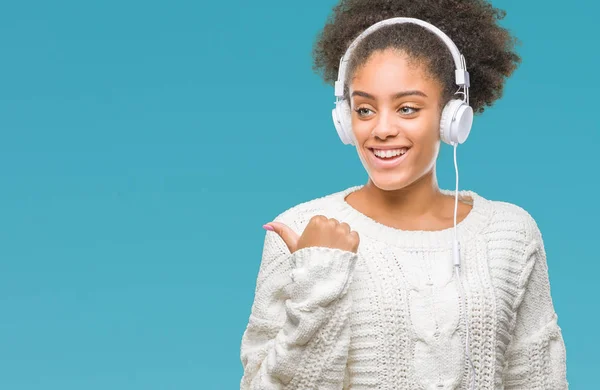 Jeune Femme Afro Américaine Portant Des Écouteurs Sur Fond Isolé — Photo