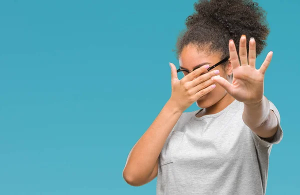 Jovem Afro Americana Vestindo Óculos Sobre Fundo Isolado Cobrindo Olhos — Fotografia de Stock