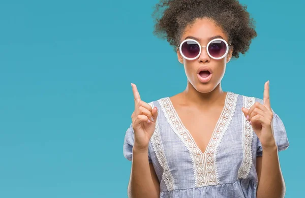 Mujer Afroamericana Joven Con Gafas Sobre Fondo Aislado Asombrada Sorprendida — Foto de Stock