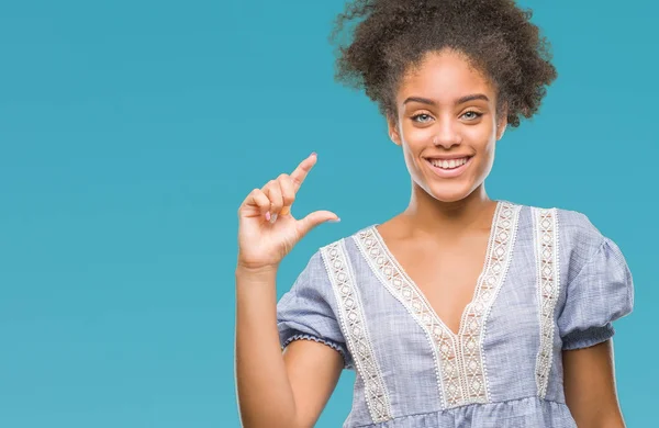 Mladá Žena Afro Americký Usmívá Izolovaná Pozadí Jistý Ukázal Rukou — Stock fotografie