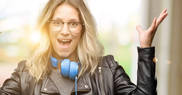 Mujer Estudiante Joven Con Auriculares Feliz Sorprendido Animando Expresando Gesto — Foto de Stock