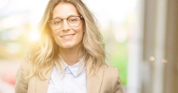 Jovem Mulher Bonita Confiante Feliz Com Grande Sorriso Natural Rindo — Fotografia de Stock