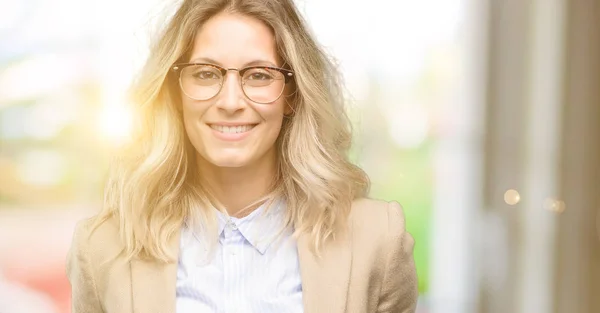 Mujer Hermosa Joven Sosteniendo Bandera Publicidad Blanco Buen Cartel Para —  Fotos de Stock