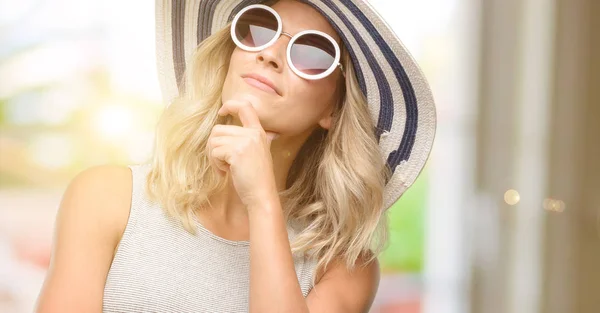 Junge Frau Mit Sonnenbrille Und Sommermütze Denkt Und Schaut Auf — Stockfoto