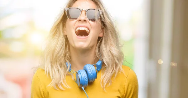 Mulher Bonita Jovem Com Fones Ouvido Estressante Aterrorizado Pânico Gritando — Fotografia de Stock