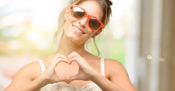 Junge Schöne Frau Mit Roter Sonnenbrille Glücklich Zeigt Liebe Mit — Stockfoto