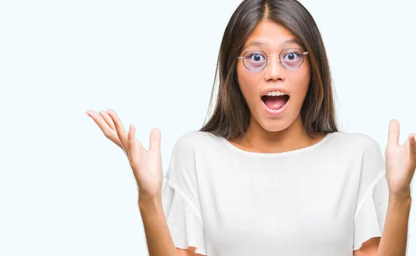 Młoda Kobieta Azjatyckich Okularach Białym Tle Obchodzi Szalone Zdziwiony Sukces — Zdjęcie stockowe