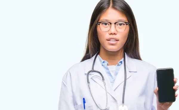 Jovem Asiático Médico Mulher Segurando Smartphone Sobre Fundo Isolado Com — Fotografia de Stock