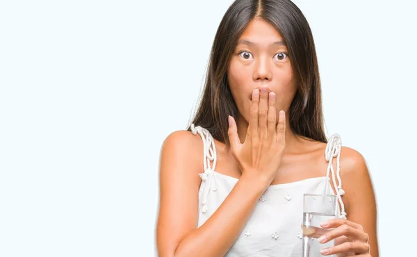 Νεαρά Ασιατικές Γυναίκα Πίνοντας Ποτήρι Νερού Πάνω Από Στόμα Κάλυμμα — Φωτογραφία Αρχείου