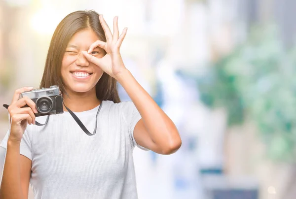 Junge Asiatische Frau Hält Vintagera Fotokamera Über Isolierten Hintergrund Mit — Stockfoto