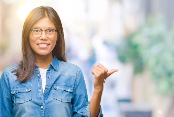 Молодая Азиатская Женщина Очках Изолированном Фоне Улыбается Счастливым Лицом Указывает — стоковое фото