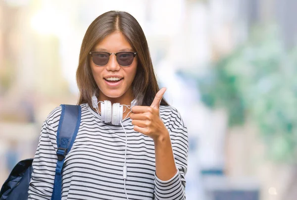 Jovem Asiático Estudante Mulher Vestindo Fones Ouvido Mochila Sobre Isolado — Fotografia de Stock