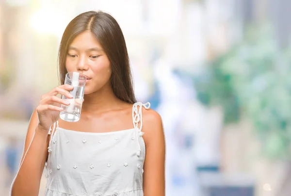 Νεαρά Ασιατικές Γυναίκα Πίνοντας Ποτήρι Νερό Πέρα Από Απομονωμένο Υπόβαθρο — Φωτογραφία Αρχείου