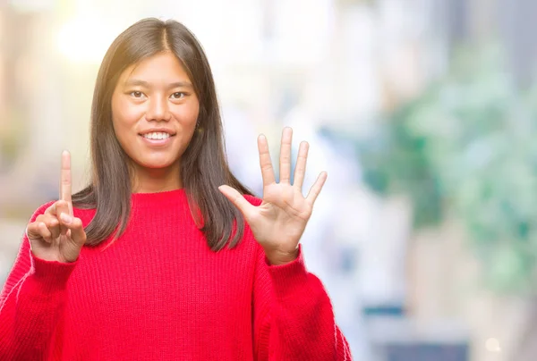 Junge Asiatische Frau Trägt Winterpullover Über Isoliertem Hintergrund Und Zeigt — Stockfoto