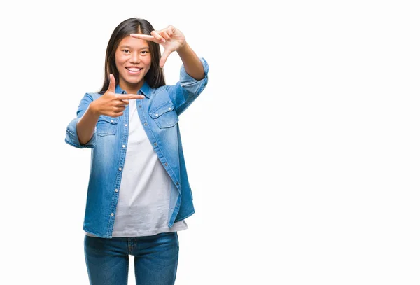 Junge Asiatische Frau Über Isoliertem Hintergrund Lächelnd Rahmen Mit Händen — Stockfoto