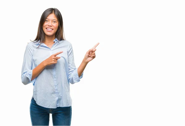 Joven Mujer Negocios Asiática Sobre Fondo Aislado Sonriendo Mirando Cámara —  Fotos de Stock