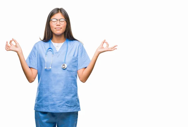 Unga Asiatiska Läkare Kvinna Över Isolerade Bakgrund Koppla Och Ler — Stockfoto