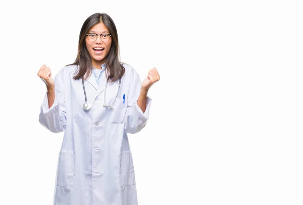 孤立した背景を祝う以上の若いアジア医師女性驚いて腕を上げると成功のため驚くし 目を開きます 勝者の概念 — ストック写真
