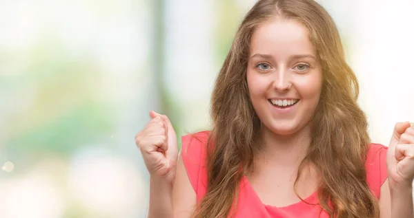 Giovane Donna Bionda Indossa Abito Rosa Urlando Orgoglioso Celebrando Vittoria — Foto Stock